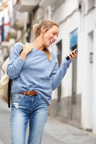 Retrato Mujer Joven Feliz Caminando Ciudad Con Teléfono Celular —  Fotos de Stock