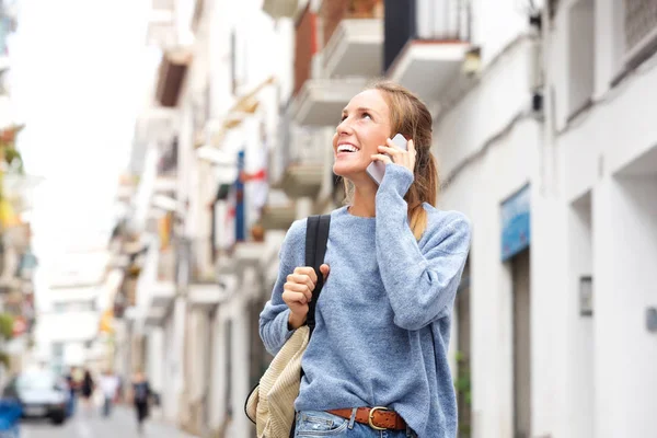 Портрет Усміхненої Молодої Жінки Мобільним Телефоном Місті — стокове фото
