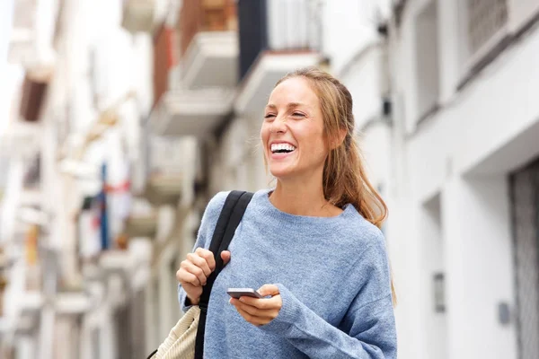 Портрет Счастливой Молодой Женщины Городе Мобильного Телефона — стоковое фото