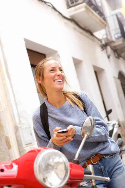 Portret Van Gelukkige Jonge Vrouw Zittend Scooter Met Mobiele Telefoon — Stockfoto