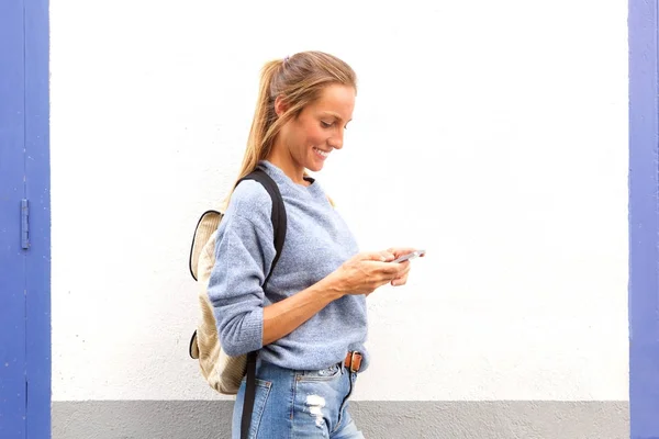 Retrato Jovem Sorridente Com Telefone Celular — Fotografia de Stock