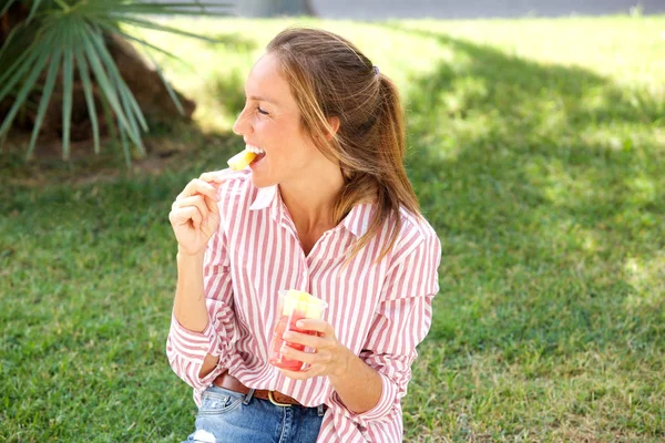 Retrato Mulher Feliz Sentada Parque Comendo Frutas — Fotografia de Stock