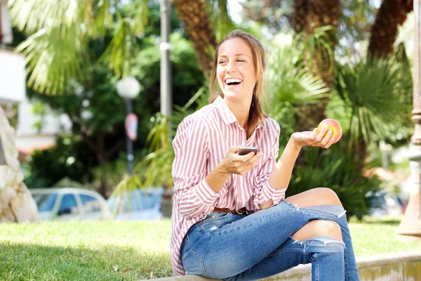 Retrato Una Joven Feliz Sentada Parque Comiendo Manzana —  Fotos de Stock