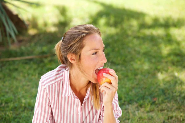 Портрет Красивой Молодой Женщины Поедающей Яблоко Парке — стоковое фото