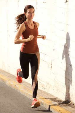 Kadın atlet açık havada yolda çalıştırmak sabahı tam vücut portresi