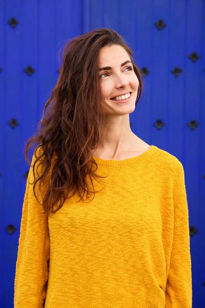 Portrét Šťastné Mladé Kavkazské Ženy Koukal Usmívá Proti Modrým Pozadím — Stock fotografie