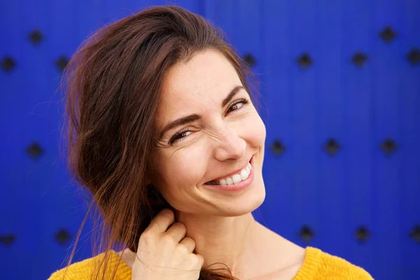 Gros Plan Portrait Mignonne Jeune Femme Souriant Sur Fond Bleu — Photo