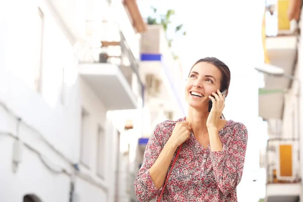 Portret Van Lachende Vrouw Praten Mobiele Telefoon Buiten Straat — Stockfoto