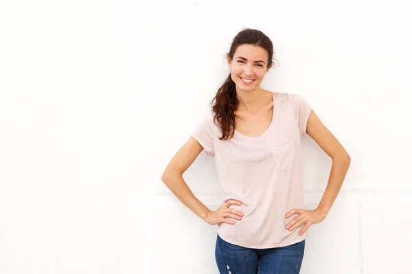 Retrato Una Joven Confiada Sonriendo Con Las Manos Las Caderas — Foto de Stock