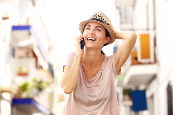 Närbild Porträtt Glad Ung Kvinna Promenader Utomhus Och Talar Mobiltelefon — Stockfoto