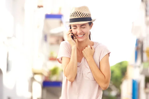Retrato Cerca Una Joven Excitada Con Sombrero Caminando Aire Libre — Foto de Stock
