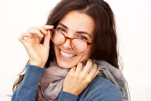 Primer Plano Retrato Mujer Feliz Sosteniendo Gafas Sonriendo Sobre Fondo — Foto de Stock