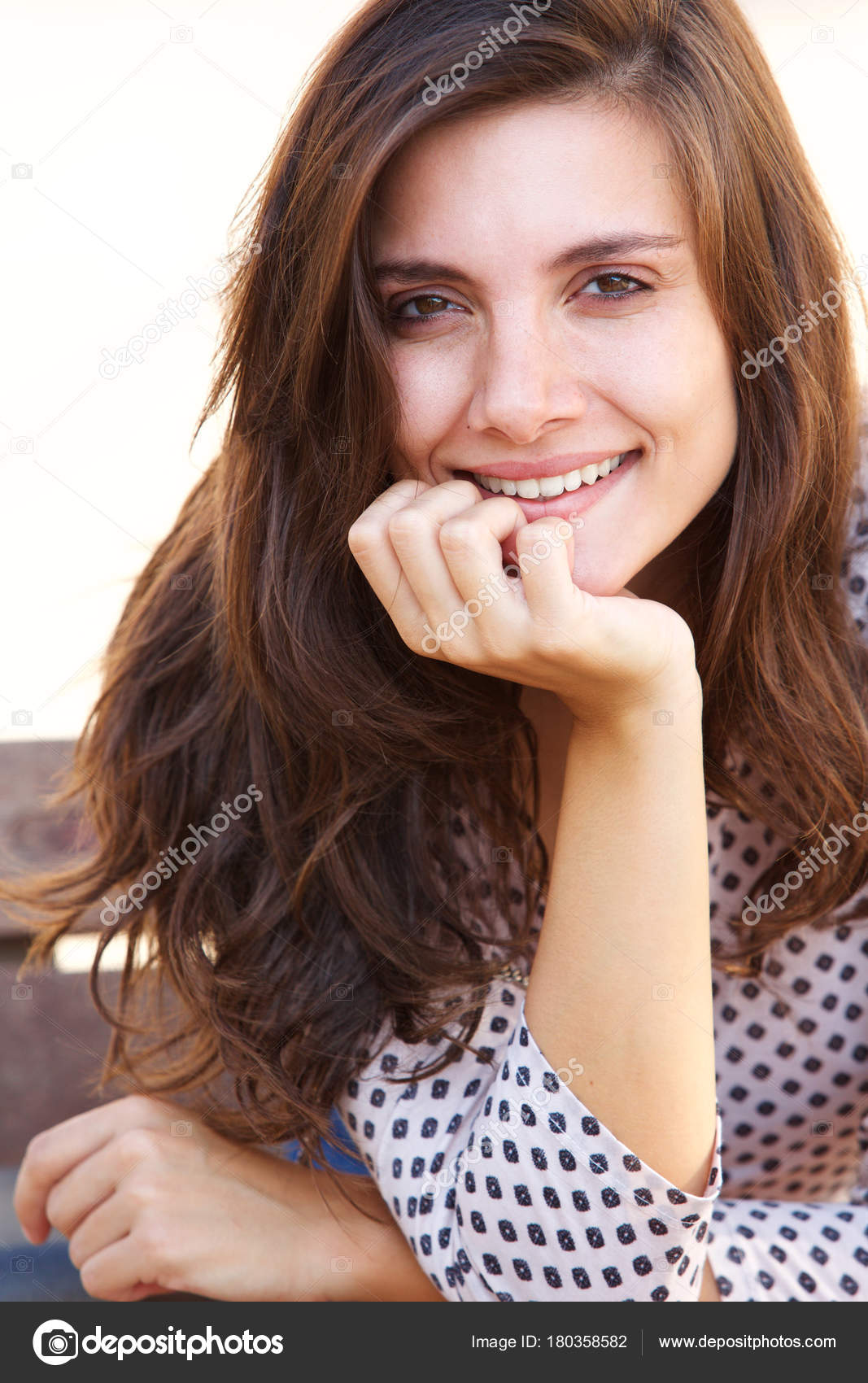 笑顔をあごに手で傾いている美しい女性の肖像画を間近します ストック写真 C Mimagephotos 笑顔をあごに手で傾いている美しい女性の肖像画を間近します ストック写真 C Mimagephotos