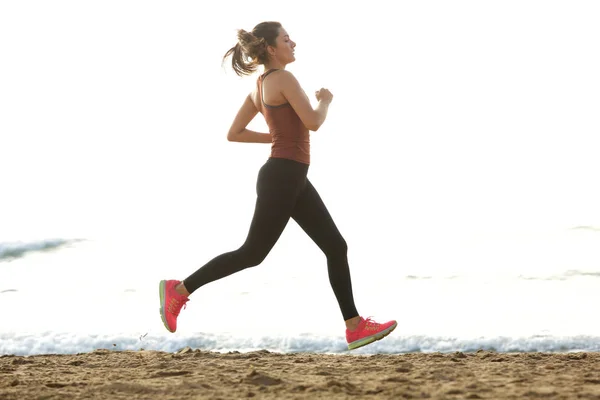 Full Längd Porträtt Vackra Kvinnliga Joggaren Stranden För Träning Rutin — Stockfoto