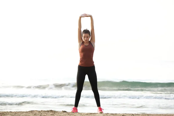 美运动员在沙滩上锻炼后伸展肌肉的全长肖像 — 图库照片