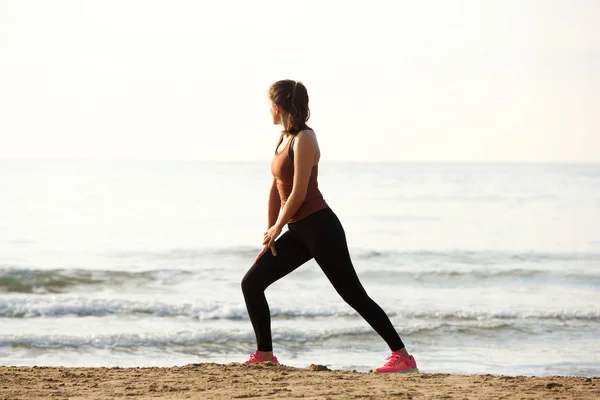 Retrato Comprimento Total Bela Jogger Alongamento Músculos Após Treino Praia — Fotografia de Stock