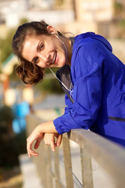 Retrato Mulher Atlética Rindo Fora Com Fones Ouvido — Fotografia de Stock