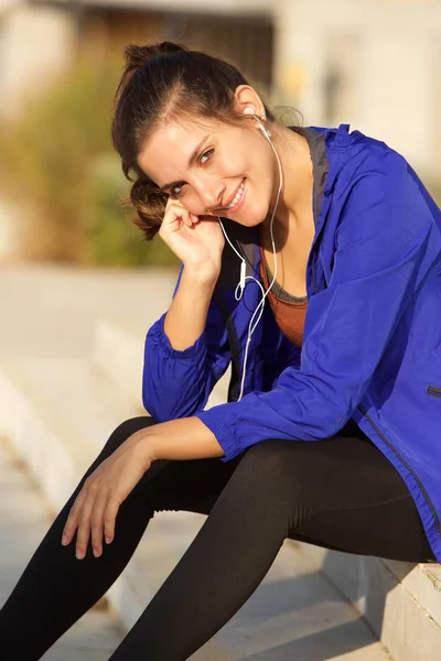 Portrait Beau Coureur Souriant Assis Extérieur Avec Écouteurs — Photo