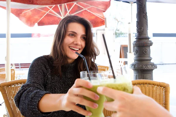 Close Van Portret Van Gelukkige Vrouw Die Aan Buiten Café — Stockfoto