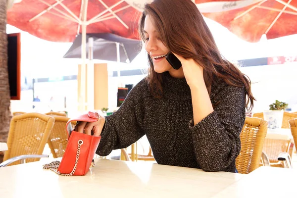 Retrato Cerca Mujer Feliz Sentada Afuera Cafetería Hablando Por Teléfono —  Fotos de Stock