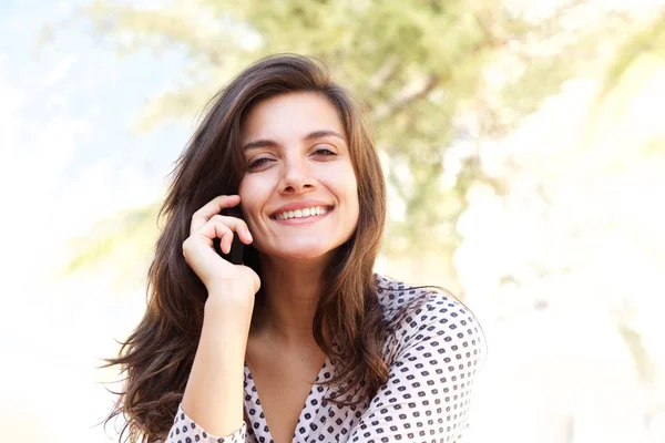 Närbild Porträtt Lycklig Kvinna Talar Mobiltelefon Utanför — Stockfoto