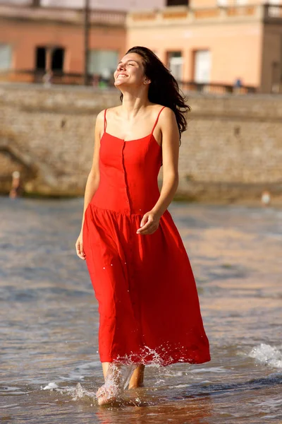 Retrato Cuerpo Completo Mujer Sonriente Vestido Rojo Caminando Mar Descalzo — Foto de Stock