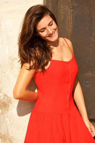 Retrato Mujer Hermosa Vestido Rojo Apoyado Pared Sonriendo — Foto de Stock