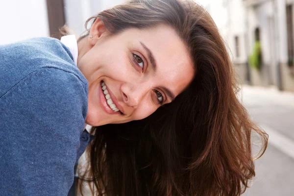 Close Retrato Mulher Feliz Inclinando Sorrindo Rua Urbana — Fotografia de Stock