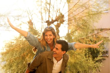 Oynak kadın uzanmış silah taşıyan adam portresi