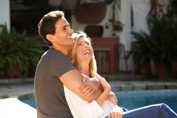 Close Ritratto Bella Coppia Sorridente Seduti Insieme Fuori Piscina — Foto Stock