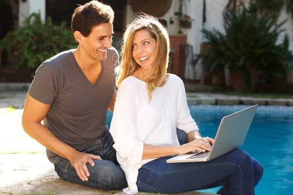 Retrato Casal Sentado Lado Fora Junto Piscina Com Laptop — Fotografia de Stock