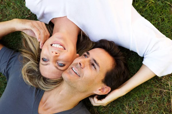 Portret Szczęśliwa Para Leżąc Trawie Razem Miłości Bliska — Zdjęcie stockowe