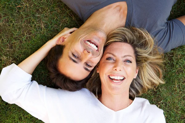 Gros Plan Portrait Couple Heureux Couché Sur Herbe Ensemble Rire — Photo