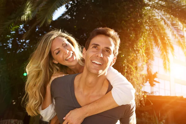 Nahaufnahme Porträt Eines Lachenden Verliebten Paares Umarmung — Stockfoto