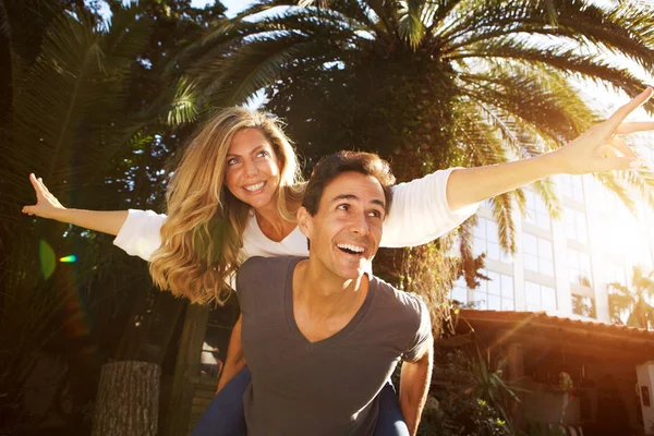 Portret Van Lachen Plezier Paar Verliefd Buiten Omhelzing — Stockfoto