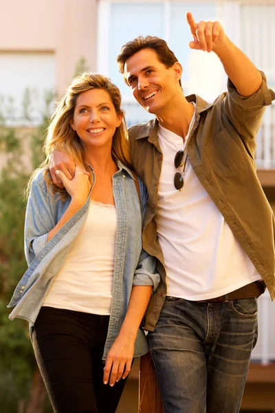 Retrato Casal Feliz Andando Juntos Homem Com Apontamento — Fotografia de Stock