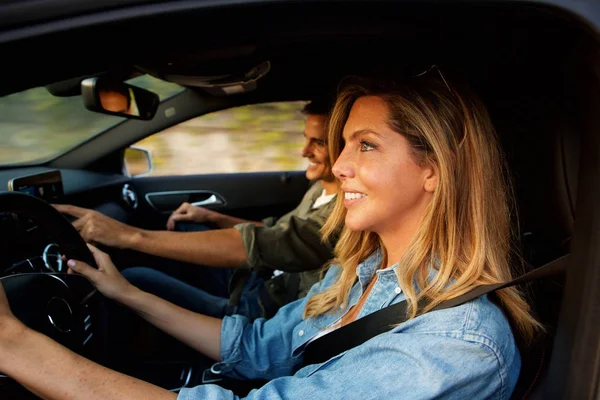 Close Ritratto Lato Bella Coppia Ridere Auto Viaggio Strada — Foto Stock