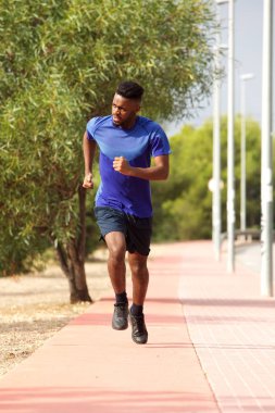 Tam uzunlukta portre sağlıklı genç Afrikalı adamın dışında çalışan