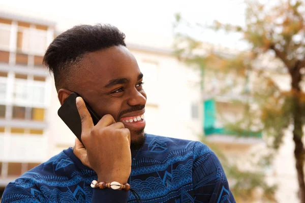 Närbild Porträtt Lycklig Afroamerikanska Man Pratar Mobiltelefon Utanför — Stockfoto