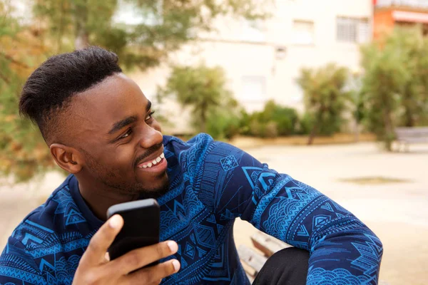 Porträtt Cool Svart Kille Sitter Utanför Med Mobiltelefon — Stockfoto