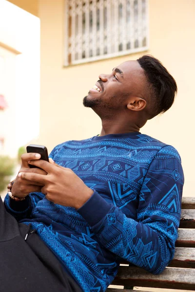 Portrét Šťastný Afroamerické Muže Který Seděl Venku Mobilním Telefonem — Stock fotografie