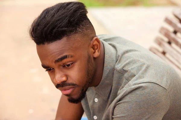 Yakışıklı Genç Afro Amerikan Adam Dışında Oturan Portresi Kapatın — Stok fotoğraf