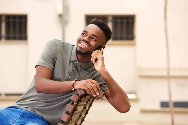 Gülümseyen Cep Telefonu Dışında Konuşurken Genç Siyah Adam Portresi — Stok fotoğraf