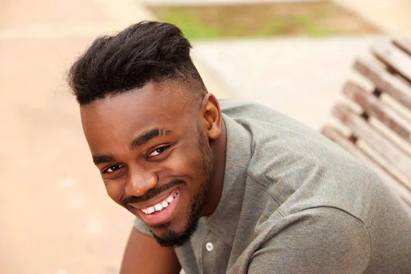 Retrato Cerca Del Joven Feliz Sonriente Sentado Afuera —  Fotos de Stock