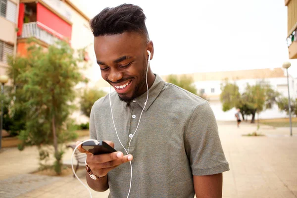 Πορτρέτο Του Χαρούμενος Νεαρός Ακούγοντας Μουσική Smartphone — Φωτογραφία Αρχείου