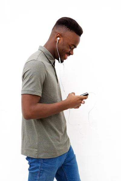 Retrato Lateral Jovem Negro Feliz Andando Com Celulares Fones Ouvido — Fotografia de Stock