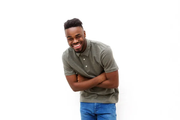 Retrato Jovem Negro Rindo Com Braços Cruzados Contra Fundo Branco — Fotografia de Stock