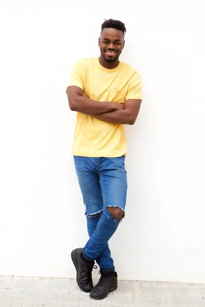 Gülümseyen Genç Siyah Adam Beyaz Arka Planı Eğilerek Tam Uzunlukta — Stok fotoğraf