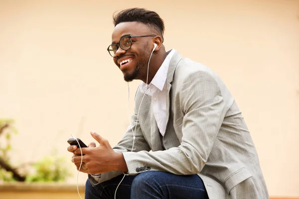 Retrato Lateral Jovem Negro Feliz Sentado Lado Fora Ouvindo Música — Fotografia de Stock