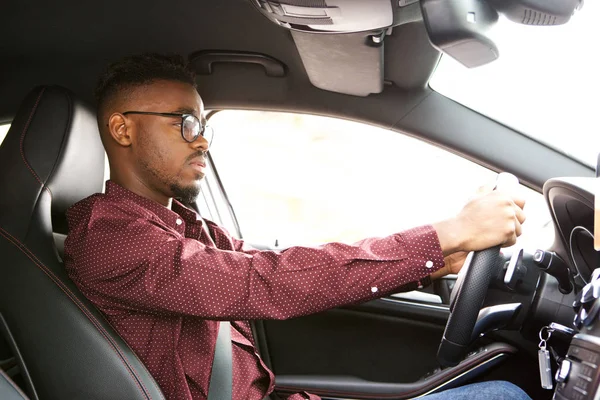 Podobizna Afroamerické Muže Řídí Auto — Stock fotografie